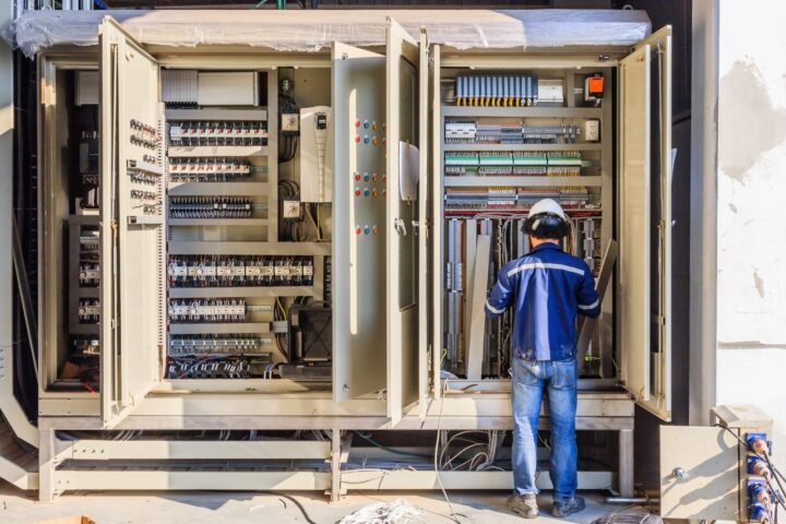 Service worker operating on the electronic box